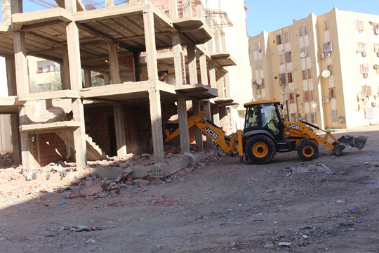 بداية عملية الهدم وإعادة بناء السكنات في مشروع 110/10 سكن ترقوي بالعالية  